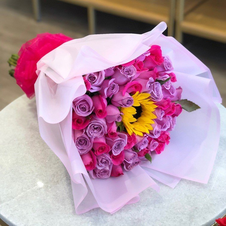 Bouquet de 50 Rosas Combinadas y 1 Girasol.