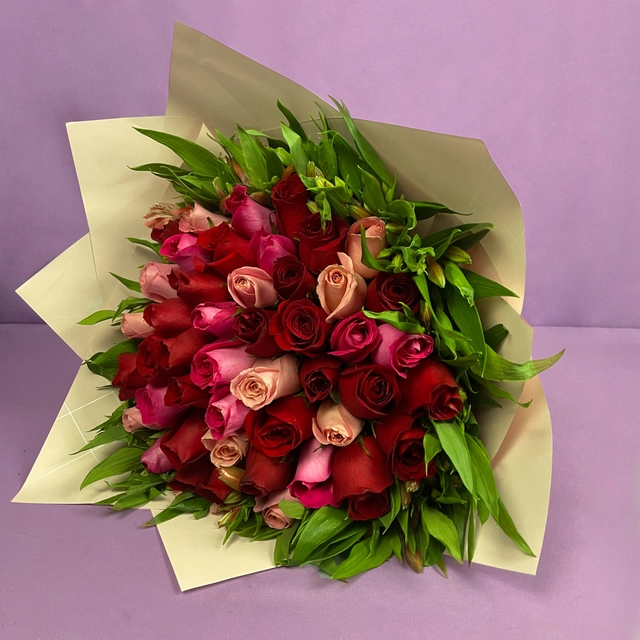 Ramo con 45 Rosas Rojas, Rosas y Astromelia