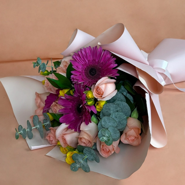 Ramo de 12 Rosas con Gerbera y mini rosa