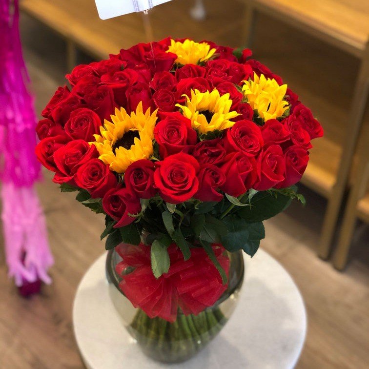 Jarrón con 50 Rosas Rojas y 4 Girasoles