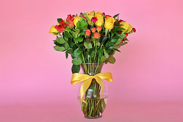 Jarrón con 24 Rosas Amarillas Variado