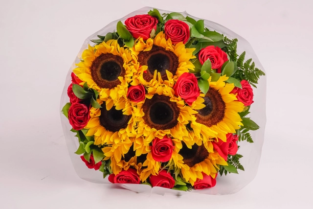 Bouquet con 24 Rosas y 7 Girasoles