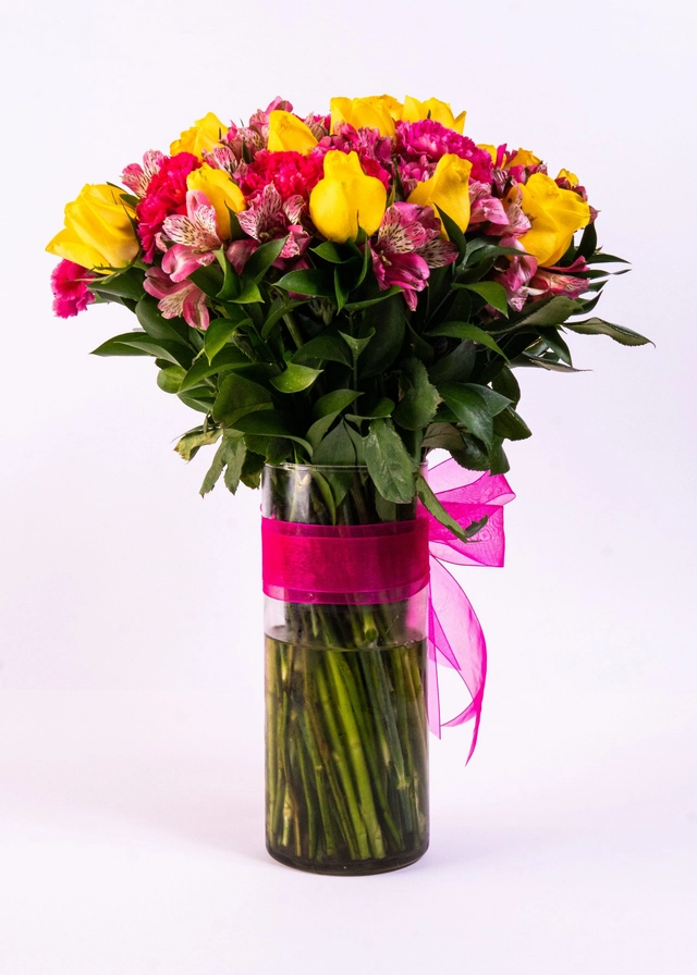Jarrón con 24 Rosas Amarillas y Clavel