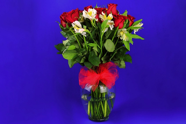 Jarrón de vidrio con 24 Rosas rojas y un Girasol