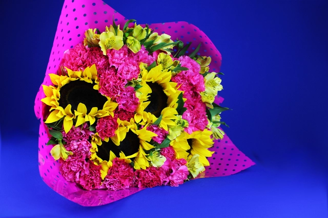 Ramo de 4 Girasoles y 25 Claveles