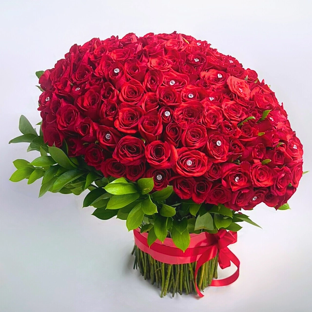 CORAZON DE 200 ROSAS EN PEDESTAL